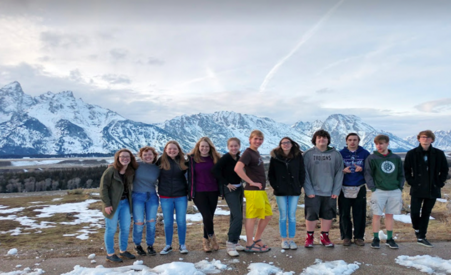 The 12 Member Kelly Walsh Model UN team in front of the Tetons in Jackson. 